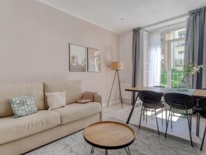salon z kanapą i stołem w obiekcie limehome Madrid Calle Ave María - estancia temporal w Madrycie