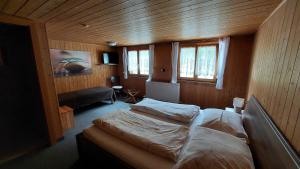 Postel nebo postele na pokoji v ubytování Gasthaus Pension Montafonerhüsli