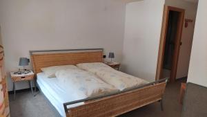 Postel nebo postele na pokoji v ubytování Gasthaus Pension Montafonerhüsli