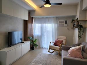 a living room with a tv and a couch at Kasa Bae in Tagaytay
