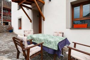 a table and chairs on the patio of a house at Vivienda Vacacional Leo in Andrín