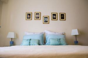 A bed or beds in a room at Blue Theros Apartments
