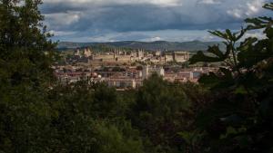 a view of a city from the hills at L'Atelier B&B - Esprit bohème, la nature en ville in Carcassonne