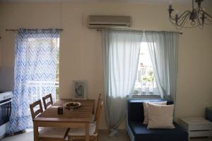 A seating area at Blue Theros Apartments