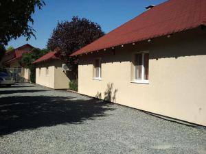 een huis met een rood dak en een oprit bij JR Motel in Otopeni