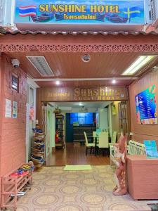 a sunline hotel entrance with a table and chairs at Sunshine Hotel in Hua Hin