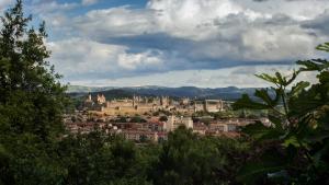 uma vista para a cidade de uma cidade com montanhas ao fundo em L'Atelier B&B, Amazing view em Carcassonne