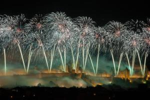 a firework display with a castle in the background at L'Atelier B&B - Esprit bohème, la nature en ville in Carcassonne +41 photos