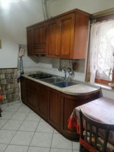 una cucina con lavandino e piano cottura forno superiore di Appartamenti San Vito a San Vito