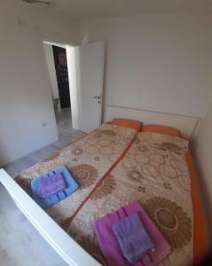uma cama num quarto com duas almofadas em My Place Lux Apartament em Ohrid