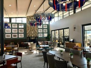 un ristorante con tavoli e sedie in una stanza di Waterfall Two-Bedroom Apartment a Midrand