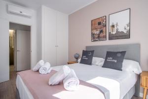Łóżko lub łóżka w pokoju w obiekcie limehome Madrid Calle Ave María - estancia temporal