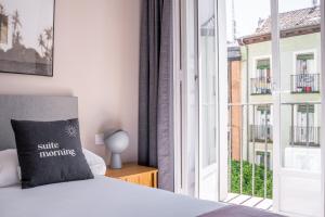 Łóżko lub łóżka w pokoju w obiekcie limehome Madrid Calle Ave María - estancia temporal