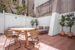 Patio lub wspólna przestrzeń na świeżym powietrzu w obiekcie limehome Madrid Calle Ave María - estancia temporal
