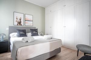 Łóżko lub łóżka w pokoju w obiekcie limehome Madrid Calle Ave María - estancia temporal