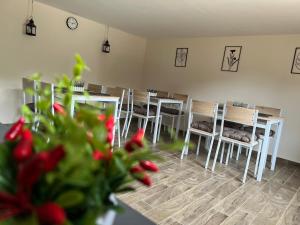 A restaurant or other place to eat at Négy Évszak Vendégház