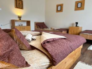 A bed or beds in a room at Négy Évszak Vendégház