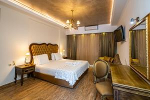 una camera con letto, tavolo da trucco e specchio di Hotel Parga Princess a Párga