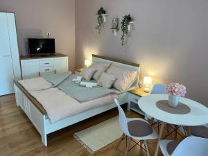 A bed or beds in a room at Négy Évszak Vendégház