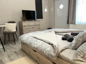A bed or beds in a room at Négy Évszak Vendégház