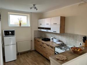 A kitchen or kitchenette at Négy Évszak Vendégház