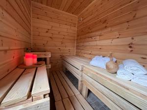 A bed or beds in a room at Négy Évszak Vendégház