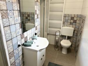 A bathroom at Négy Évszak Vendégház
