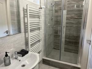 A bathroom at Négy Évszak Vendégház