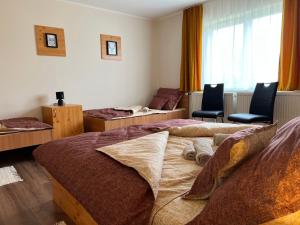 A bed or beds in a room at Négy Évszak Vendégház