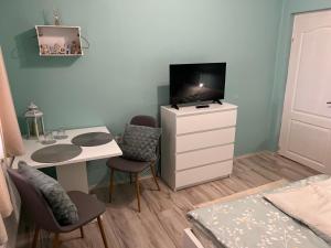 A television and/or entertainment centre at Négy Évszak Vendégház