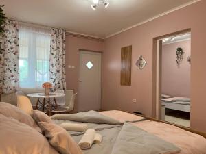 A bed or beds in a room at Négy Évszak Vendégház