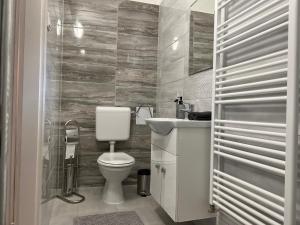 A bathroom at Négy Évszak Vendégház