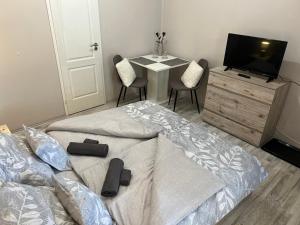 A bed or beds in a room at Négy Évszak Vendégház