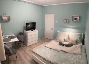 A television and/or entertainment centre at Négy Évszak Vendégház