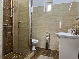A bathroom at Négy Évszak Vendégház