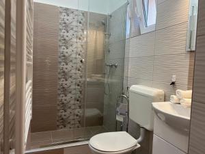 A bathroom at Négy Évszak Vendégház