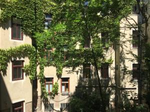 Un edificio alto con árboles delante. en Vienna 1090, en Viena