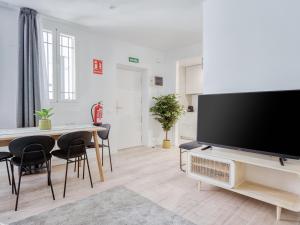 Telewizja i/lub zestaw kina domowego w obiekcie limehome Madrid Calle Ave María - estancia temporal