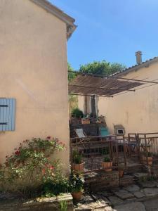 una casa con un patio con macetas. en le hameau de Sylvanes, en Sylvanès