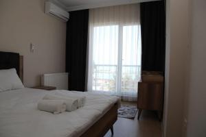 ein Schlafzimmer mit einem großen Bett mit Handtüchern darauf in der Unterkunft Kıvanç Residence in Trabzon + 37 Fotos