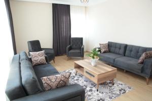 Ein Sitzbereich in der Unterkunft Kıvanç Residence