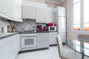 Fotografia z galérie ubytovania Three bedroom two bathroom apartment in center of Cannes on quiet street minutes from the Palais - 2002 v Cannes