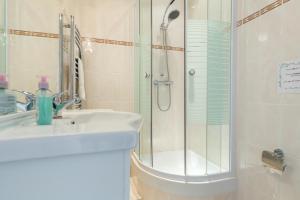Fotografia z galérie ubytovania Three bedroom two bathroom apartment in center of Cannes on quiet street minutes from the Palais - 2002 v Cannes