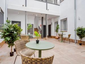 patio ze stołem, krzesłami i roślinami w obiekcie limehome Madrid Calle Ave María - estancia temporal w Madrycie