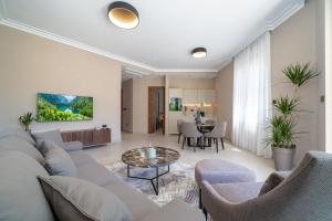 C Group apartments tesisinde bir oturma alanı