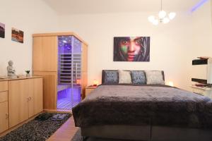 Postel nebo postele na pokoji v ubytování Apartment Relax Strašnice: with Private infra-sauna !