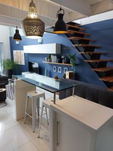 WalmerThe Well Dressed Loft的客厅的楼梯,有蓝色的墙壁