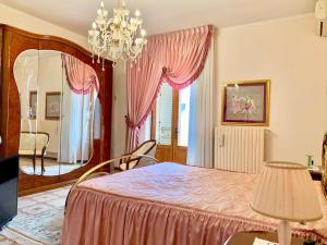 ein Schlafzimmer mit einem Tisch und einem Kronleuchter in der Unterkunft Bed & Breakfast Acquamarina in Castro di Lecce