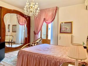 a bedroom with a table and a chandelier at Bed & Breakfast Acquamarina in Castro di Lecce