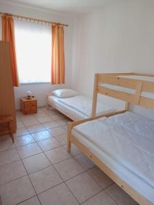 a bedroom with two bunk beds and a window at Flauta Apartamenty Rodzinne in Mielenko